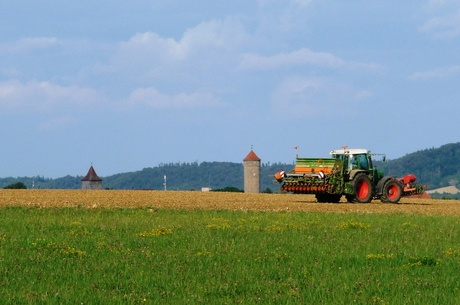 Traktor mit Sähmaschine auf dem Feld 