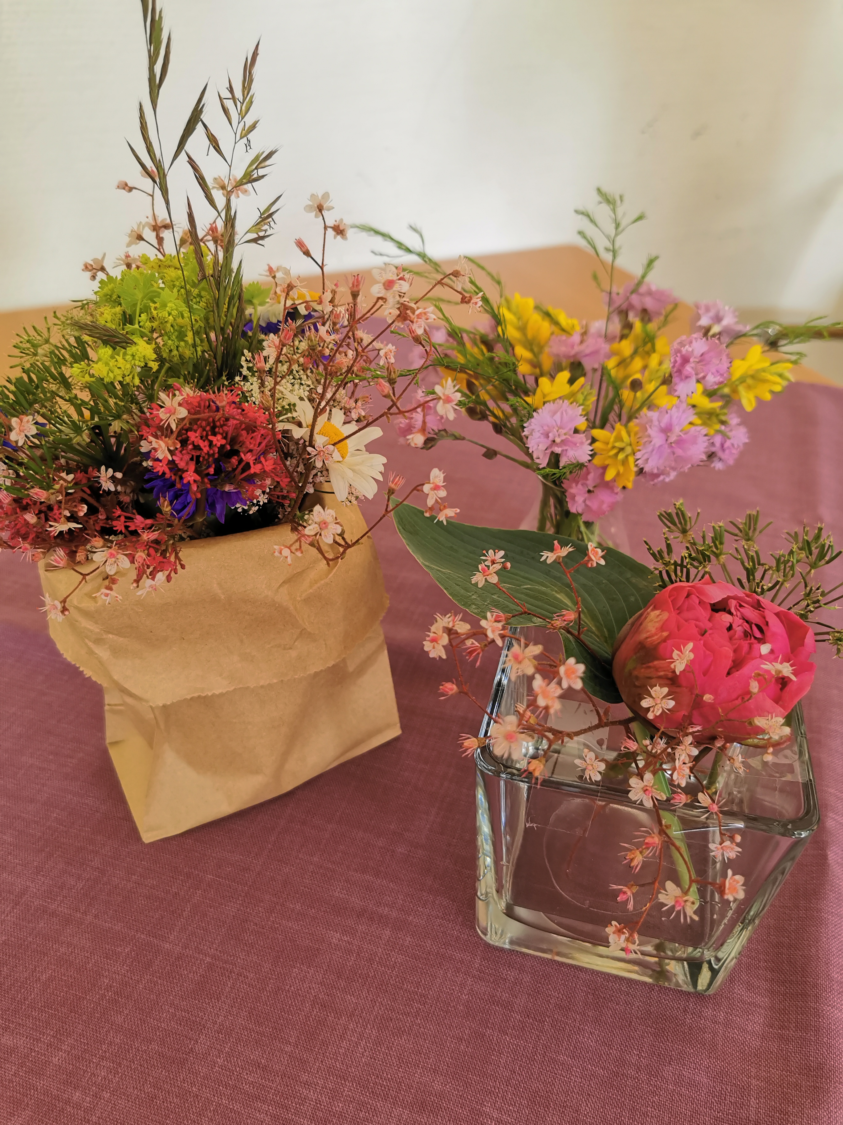 Blumensträuße auf einem Tisch