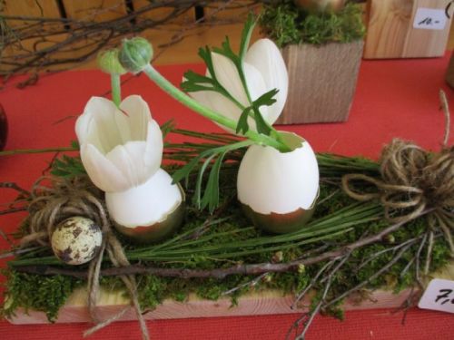 selbstgemachte Osterdekoration auf einem Tisch 