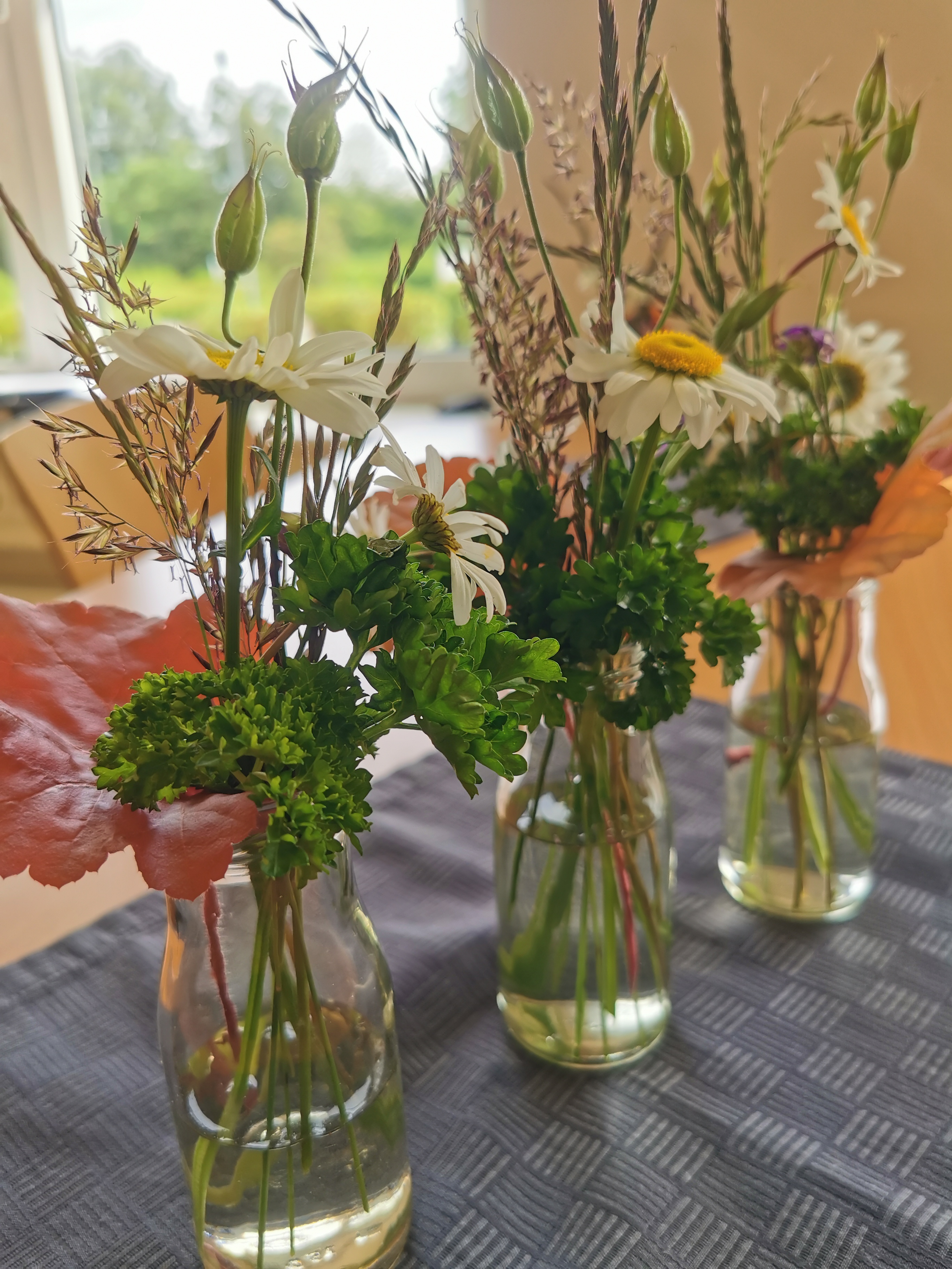 3 Blumenvasen auf einem Tisch